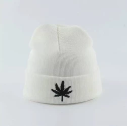 Шапка спортивная зимняя White